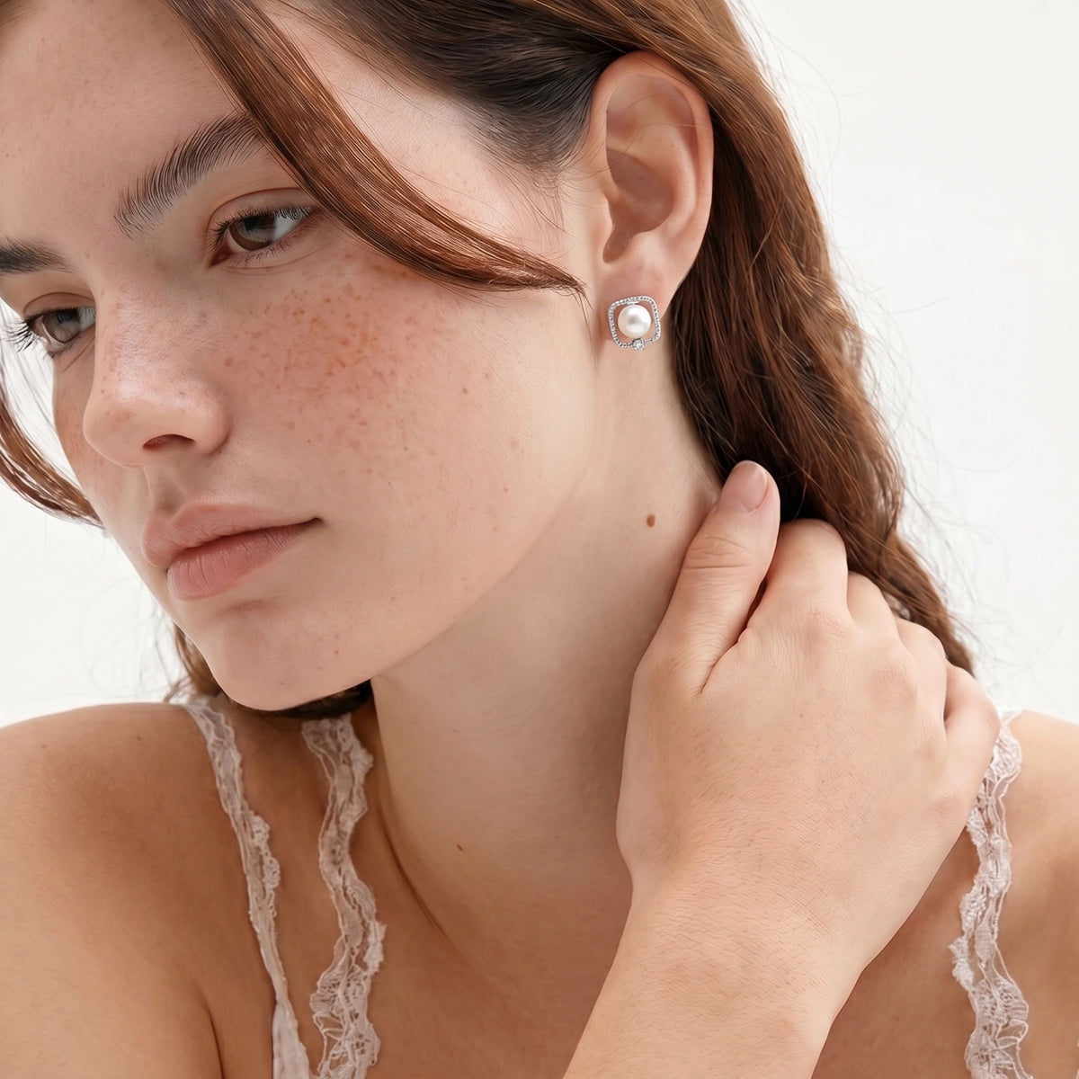 PEARL HALO STUDS | AMIRA