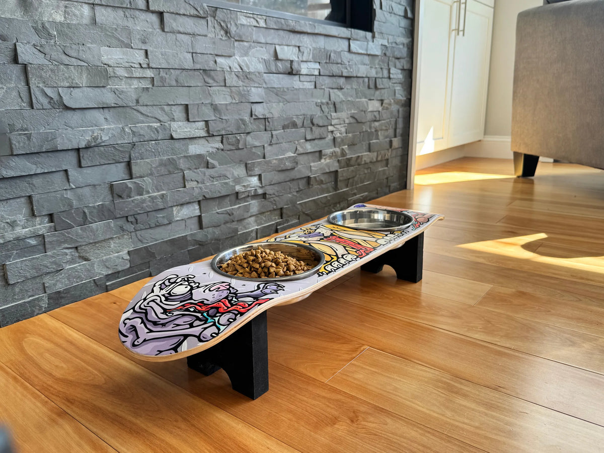 FLY DOGGY ELEVATED SKATEBOARD DOG FEEDER WITH BOWLS