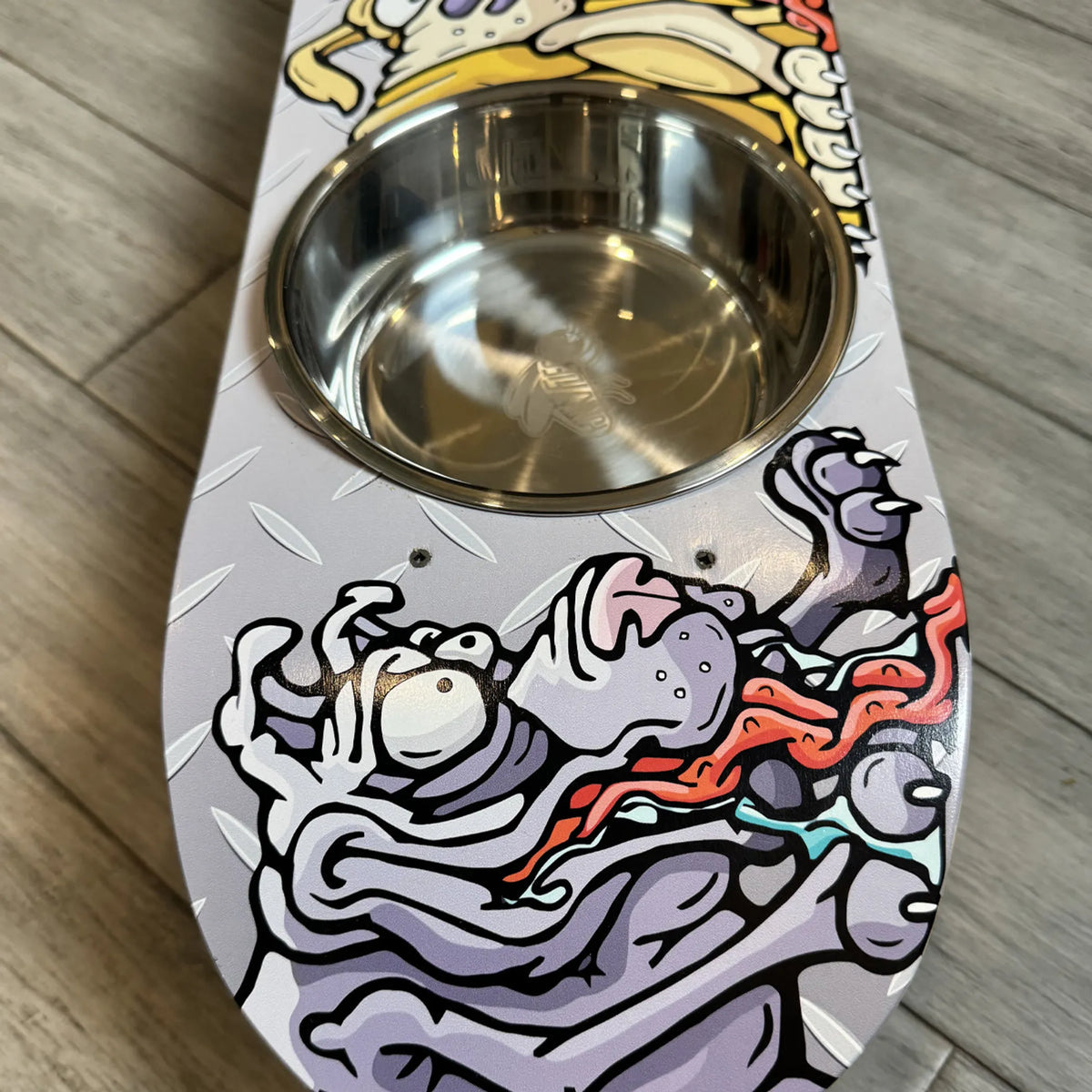 FLY DOGGY ELEVATED SKATEBOARD DOG FEEDER WITH BOWLS