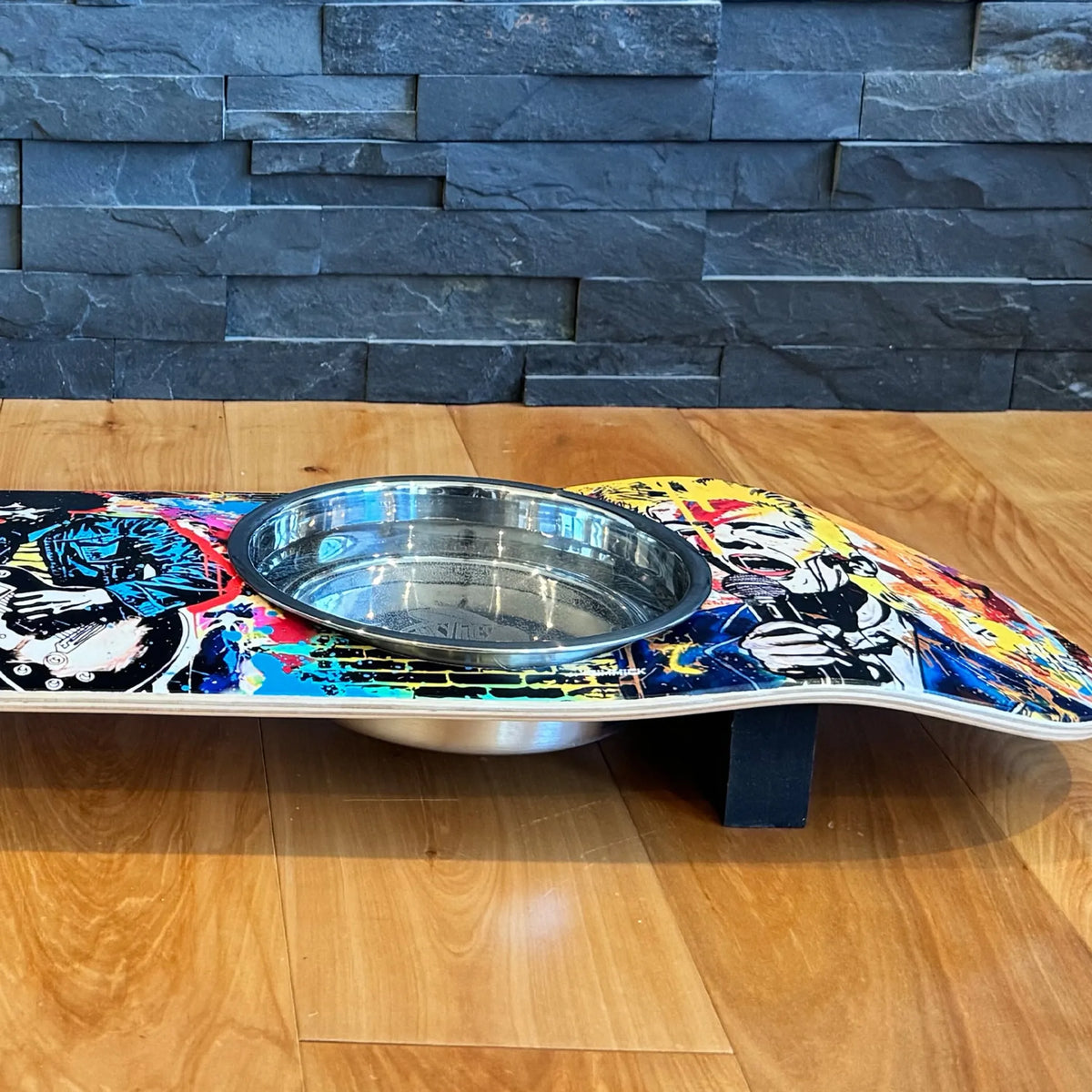 ROCK LEGENDS ELEVATED SKATEBOARD CAT FEEDER WITH BOWLS