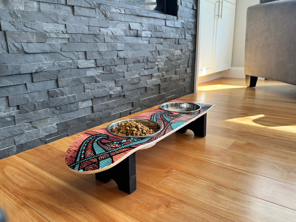 ISLAND TIME ELEVATED SKATEBOARD DOG FEEDER WITH BOWLS