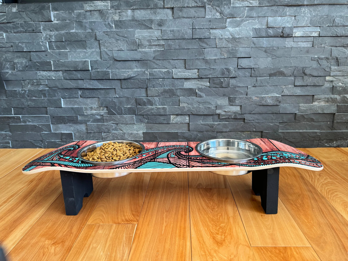 ISLAND TIME ELEVATED SKATEBOARD DOG FEEDER WITH BOWLS