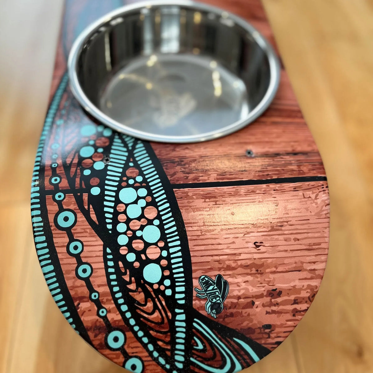 ISLAND TIME ELEVATED SKATEBOARD DOG FEEDER WITH BOWLS