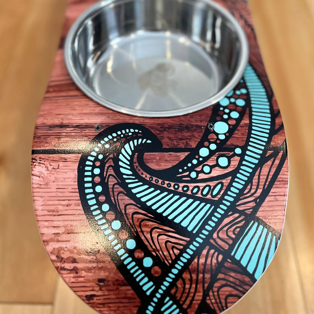 ISLAND TIME ELEVATED SKATEBOARD DOG FEEDER WITH BOWLS